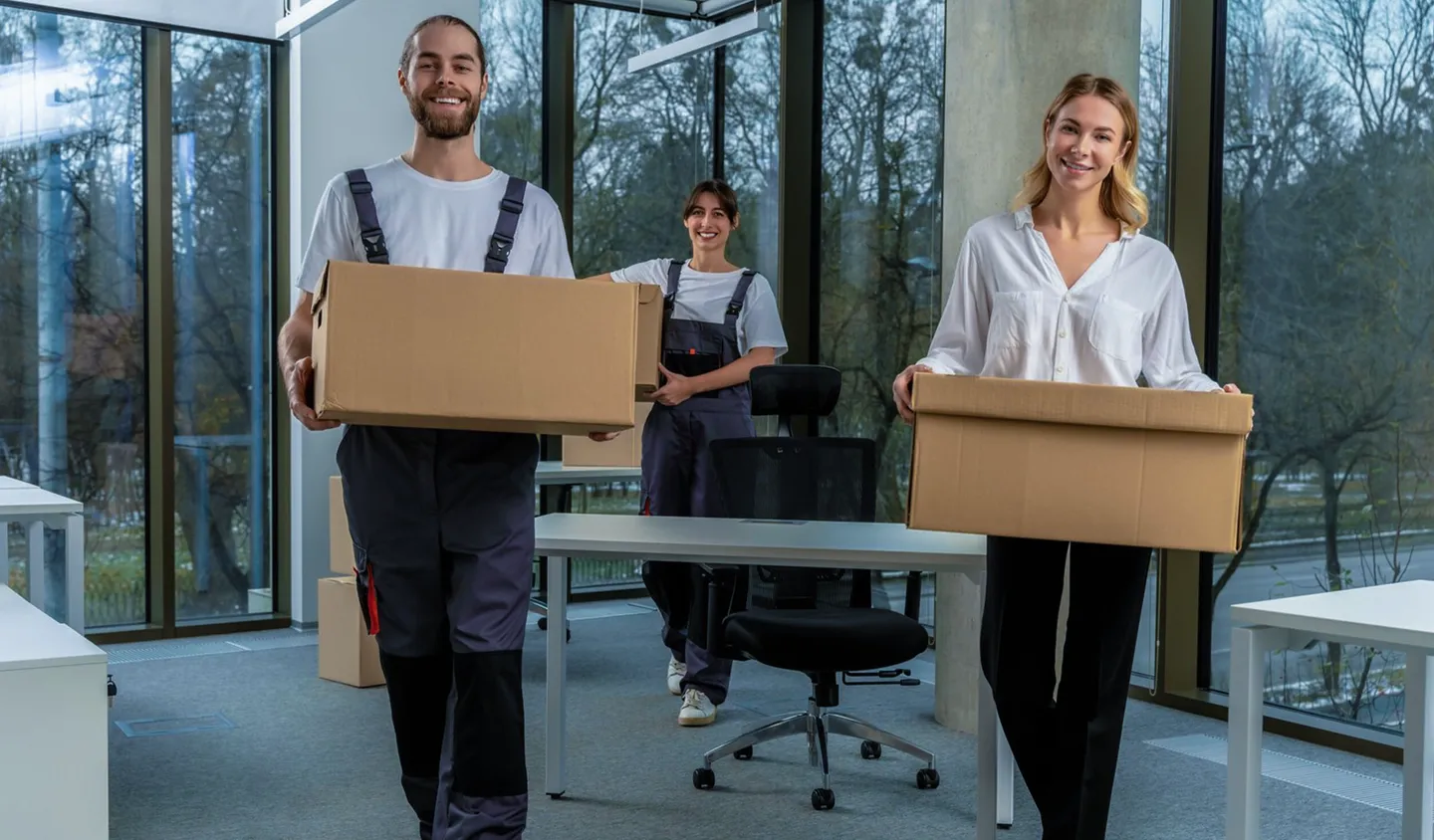 Team von King Umzug richtet den neuen Büro-Standort nach dem Umzug ein